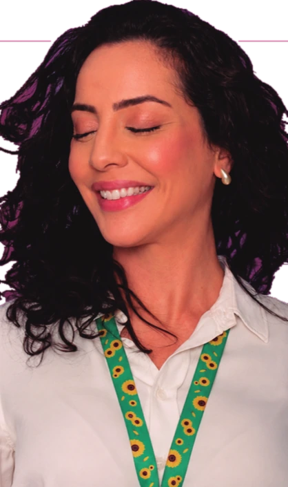 Ana Luísa sorrindo de olhos fechados