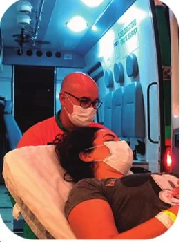 Ana Luísa em ambulância durante tratamento, entre 2020 e 2024