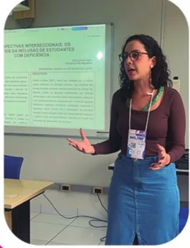 Ana Luísa apresentando trabalho acadêmico, 2025
